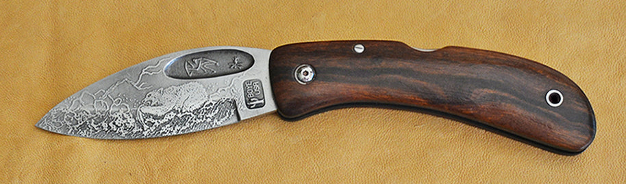 Boye Custom Bow Hunter Lockback Folding Pocket Knife with 'Grizzly' Etching.